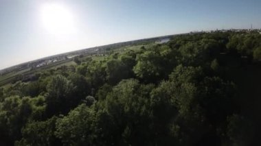 Bu büyüleyici hava görüntülerinde, yemyeşil yemyeşil ve kalbinden akan sakin bir nehirle dolu sakin bir park görülüyor. Video, parkın nefes kesici panoramik görüntüsüyle açılıyor.