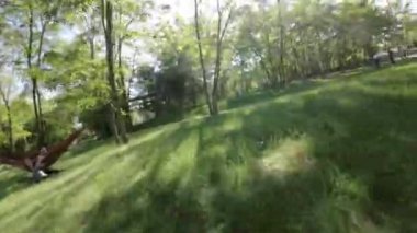 Bu video, parkta yürüyen bir insanın birinci şahıs perspektifi. Video, GoPro veya şahıs kaskına monte edilmiş benzer bir kamera ile çekildi. Video, yürüyen kişiyle başlıyor.