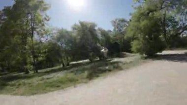 Kendinizi doğanın sükunetine bu büyüleyici videoyla daldırın, bu video sizi güzel bir parkta huzurlu bir yolculuğa çıkarıyor. Yumuşak bir güneş parıldıyor, büyülü bir ışık yaratıyor.
