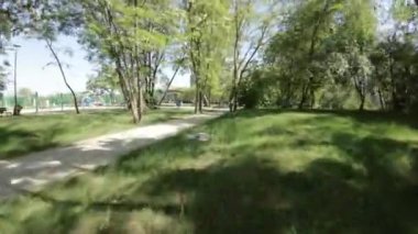 Sizi çarpıcı bir parkta büyüleyici bir yolculuğa çıkarırken kendinizi doğanın sükunetine daldırın. Videomuz günlük hayatın telaş ve telaşından huzurlu bir kaçış sunuyor.