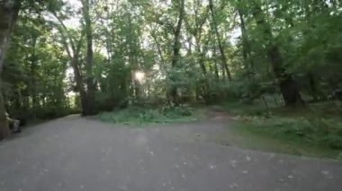 Kendini doğanın güzelliğine bu büyüleyici bisiklet sürüşü videosuyla batır. Güneş ışınları yoğun tepe örtüsünün içinden süzülerek büyülü bir atmosfer yaratıyor. Şey...