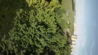 Kendinizi yemyeşil alanların dingin bir atmosferle buluştuğu bu çarpıcı parka bırakın. Park alanı rahatlama ve rahatlama için mükemmel bir ortam sunuyor. İster inan ister inanma.
