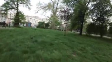 Bu, şehrin kalbinde yer alan güzel bir parktır. Park, birçok farklı türde ağaç, çalılar ve çiçekler de dahil olmak üzere yemyeşil ile doludur. Ayrıca birkaç bank ve patika da var.