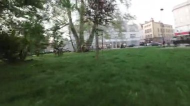 Video, paten kayanların yerden kalkarken yakın plan çekimleri ile başlıyor. Kamera daha sonra paten kayanların çevresini gösterir, ki buna yemyeşil bir park da dahildir.