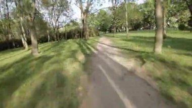 Kendinizi doğanın sükunetine bırakın. Bu büyüleyici bisiklet sürme videosuyla nefes kesici bir parkın içinden geçin. Bereketli yeşil ağaçlar, canlı çiçekler ve cıvıldayan kuşlar huzurlu bir atmosfer yaratıyor.