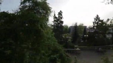 Muhteşem bir parkta rahatça dolaşın ve doğa manzarasının ve seslerinin tadını çıkarın. Bereketli ağaçlar, canlı çiçekler ve sakin bir gölet huzurlu ve huzurlu bir atmosfer yaratır.