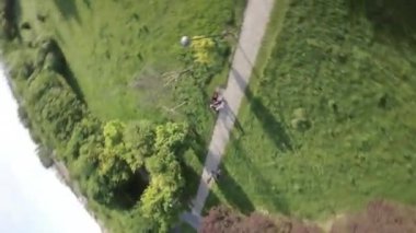 Kendinizi doğanın sükunetine bırakın. Bu büyüleyici sakin parkın içinde gezinti videosuyla. Bereketli yeşil ağaçlar, canlı çiçekler ve sakin bir atmosfer yaratır.