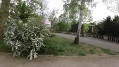 Şehrin göbeğindeki güzel bir parkta sakin bir gezinti yap. Doğa manzarasının ve seslerinin tadını çıkar dolambaçlı yollarda dolaşırken. Park yemyeşil ve renkli renklerle dolu.