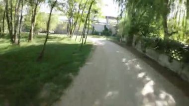 Bu video sizi terk edilmiş bir sanayi bölgesinde geçmişe ve duvarları içindeki hikayelere bir göz atma imkanı sunan bir yolculuğa çıkarıyor. Site, zamanın geçişini hatırlatan bir şey.