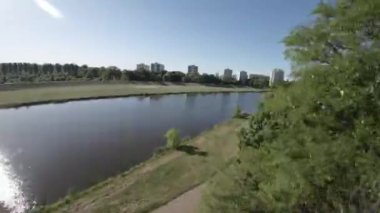 Huzurlu nehir boyunca büyüleyici bir hava yolculuğuna çıkın. Her dönemeçte sükunetin hüküm sürdüğü yerde. Video, nehrin pırıl pırıl yüzeyi olan nefes kesici panoramik bir görüntüsüyle açılıyor.