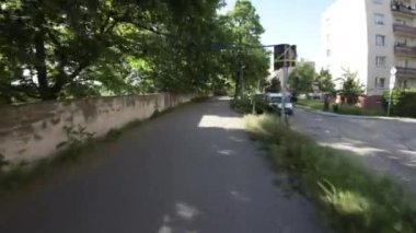 Huzurlu bir nehir kenarının bu büyüleyici videosuyla kendinizi doğanın sükunetine daldırın. Video sizi sanal bir gezintiye çıkarıyor. Resimli bir nehir kıyısında. Oradan kaçabilirsiniz.