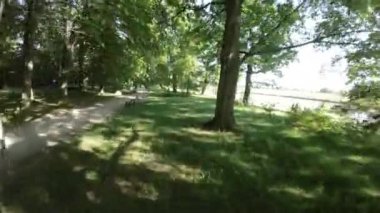 Kendinizi doğanın sükunetine bu büyüleyici videoyla daldırın. Bu video sizi huzurlu bir parka götürüyor. Bereketli yeşil ağaçlar, canlı çiçekler ve sakin bir nehir.