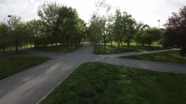 Huzur dolu bir parkın bu büyüleyici videosuyla kendinizi doğanın sükunetine bırakın. Park, şehrin göbeğinde yemyeşil bir vaha oluşturan bir dizi gür ağaçla süslenmiş. Senin gibi.