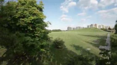 Parkta sakin bir yürüyüş yap ve güzel manzaranın tadını çıkar. Bereketli ağaçlar, yeşil çimenler ve renkli çiçekler rahatlatıcı ve huzurlu bir atmosfer yaratırlar. Park kaçmak için harika bir yer.