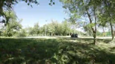 Bu parkta barışçıl bir yürüyüşün videosu. Video, parkta yürüyen bir insanın perspektifinden çekiliyor ve yemyeşil, güzel ağaçlar ve huzur dolu...