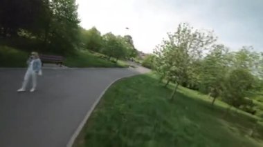 Sizi güzel bir parkta huzurlu bir yolculuğa çıkaran bu büyüleyici videoyla kendinizi doğanın sakinliğine daldırın. Bereketli yeşil ağaçlar, canlı çiçekler ve sakin bir atmosfer.