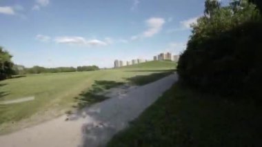 Huzur dolu bir parkın bu büyüleyici videosuyla kendinizi doğanın sükunetine bırakın. Bereketli yeşil ağaçlar, canlı çiçekler ve sakin atmosfer mükemmel bir manzara ortamı yaratır.