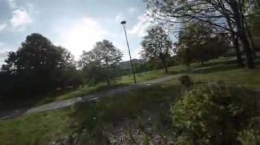 Huzur dolu bir parkın bu büyüleyici videosuyla kendinizi doğanın sükunetine bırakın. Bereketli yeşil ağaçlar, canlı çiçekler ve sakin atmosfer rahatlamak için mükemmel bir ortam yaratır.