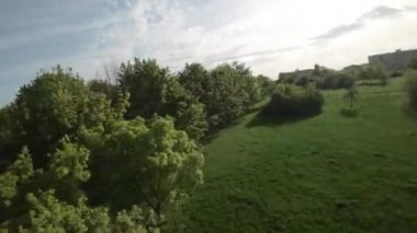 Baharda çekilen bu çarpıcı park görüntüsüyle kendini doğanın huzurlu güzelliğine bırak. Video sizi yemyeşil çayırlarda dingin bir yolculuğa çıkarıyor.