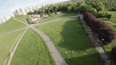 Kendinizi eşsiz bir kuş bakışı perspektiften çekilen bu resim parkının sükunetine daldırmak için bir dakikanızı ayırın. İHA görüntülerimiz parkların yemyeşil çimlerini nefes kesici bir şekilde gösteriyor.