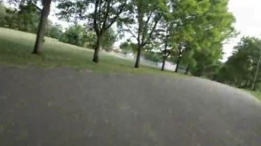Pembe tişörtlü ve siyah taytlı genç bir kadın kaldırım yolundaki bir parkta paten kayıyor. Etrafı ağaçlar ve otlarla çevrili. Video onun üzerine monte edilmiş bir kameranın perspektifinden çekildi.