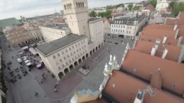 Bu, Polonya 'nın Lublin şehrinin güzel bir hava manzarası. Video, şehir merkezi, belediye binası ve Lublin Kalesi ile başlıyor. Sonra eski şehrin üzerinden uçacağız, darlığıyla.