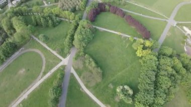 Bereketli yeşilliklerle dolu pitoresk bir parkta doğanın canlı renklerini ve sakin atmosferini yakalayarak heyecan verici bir yolculuk yapan bir patenci. Video benzersiz bir perspektif sunuyor.