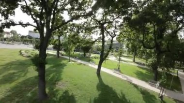 Bu videoda Budapeşte, Macaristan 'ın modern mimarisi ve anıtları sergilenmektedir. Video klipte Macar Müziği Evi, eşsiz bir tasarıma sahip çarpıcı bir çağdaş bina ve Ayakkabılar yer alıyor.