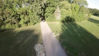 Kendinizi doğanın sükunetine bırakın. Bu büyüleyici bisiklet sürme videosuyla nefes kesici bir parkın içinden geçin. Huzurlu atmosfer, yemyeşil yeşillik, ve benekli güneş ışığı Aic kaçış yaratacak