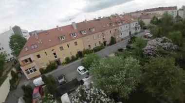 Bu video, bir mahallenin çeşitli unsurlarını ve özelliklerini gösteren kapsamlı bir görsel temsili sunmaktadır. Görüntü, alanın geniş açılı görüntüsüyle başlıyor.