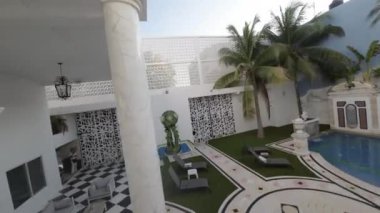 Videoda Cancun 'da bulunan güzel bir otel gösteriliyor ve şehrin nefes kesici manzarası sunuluyor. Otelde beyazlatılmış duvarları ve büyük cam pencereleri olan modern mimari yer almaktadır.