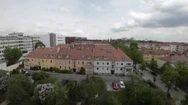 Video, apartman binaları ve evleri olan bir yerleşim bölgesinin havadan görüntüsüyle başlıyor. Kamera, her iki tarafında arabaların park edildiği bir caddeyi gösteriyor. Kamera daha sonra ileri gider.