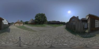 Sazlanmış çatı kulübelerinin ve kaldırım taşından caddelerin olduğu geleneksel bir köyde sanal bir tura çıkın. Bu 360 derecelik video, izleyicilere köyün eşsiz bir perspektifini sunuyor.