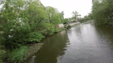 Video, yemyeşil bir parkın içinden akan bir nehrin durgun hava görüntüsüyle başlıyor. Suyun yumuşak sesi ve öten kuşlar huzurlu ve rahatlatıcı bir atmosfer yaratıyor. Kamera olarak.
