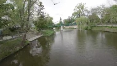Bu, Almanya 'nın Münih kentindeki Isar nehri boyunca yürümenin rahatlatıcı birinci şahıs bakış açısı videosu. Isar, şehrin kalbinde akan güzel bir nehirdir ve bu video...