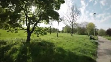 Kendinizi doğanın sükunetine bu büyüleyici videoyla daldırın. Kameramız sizi sersemletici bir parkta huzurlu bir yolculuğa çıkarıyor. Baharın canlı renklerine tanık olacaksınız.