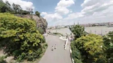 Budapeşte, Macaristan 'daki Buda Kalesi Bölgesi' nde 4K yürüyüş turu. Video, Matthias Kilisesi 'nde başlıyor ve sizi bölgenin dar sokaklarından geçirip Kraliyet Sarayı' nı geçiyor.