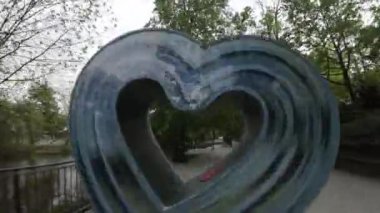 Bu nehir boyunca huzurlu bir yürüyüş. Video rahatlatıcı ve rahatlatıcı, suyun yumuşak sesi ve kuşların cıvıltısı ile. Manzara çok güzel, yemyeşil ağaçları var ve...