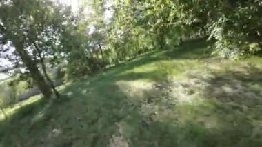 Kendinizi doğanın güzelliğine bu heyecan verici dağ bisikletçiliği videosuyla daldırın. Yükselen ağaçlar ve canlı yapraklarla çevrili yemyeşil bir ormanda sürmenin heyecanını hisset.
