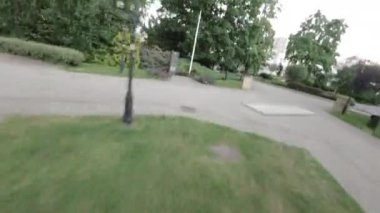 Kendini Opole 'un resimsel güzelliğine, Polands' ın büyüleyici parkına, eşsiz bir hava perspektifinden bak. Bu büyüleyici video parkların yemyeşil alanlarının kuş bakışı görüntüsünü sunuyor.
