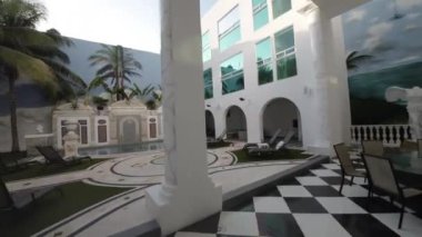 Bu video modern bir havuz ve tropikal bahçeli muhteşem bir Miami villası gösteriyor. Lüks villa karmaşık fayanslarla, geniş yaşam alanlarıyla ve mükemmel bir açık hava alanıyla övünür.