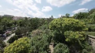 Bu video Budapeşte, Macaristan 'ın çarpıcı mimarisini ve doğal güzelliğini gösteriyor. Buda Şatosu 'ndan görkemli Tuna Nehri' ne kadar bu video nefes kesici bir hava turu sağlıyor.