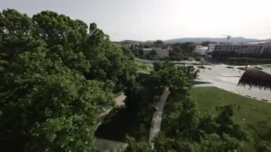 Macaristan 'ın Budapeşte kentindeki Yahudi Soykırımı kurbanları için dokunaklı bir anıt Tuna Nehri kıyısında duruyor. Anıt, 60 çift dökme demirden ayakkabıdan oluşuyor.