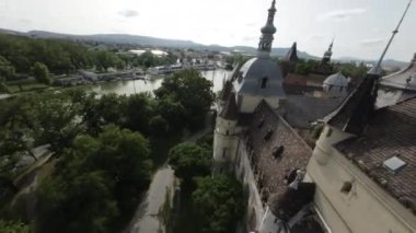 Budapeşte zengin bir tarihi olan güzel bir şehir. Bu video sizi Buda Kalesi, Macar Parlamento Binası ve Büyük Şehir 'in de aralarında bulunduğu en ikonik şehir simgelerinden bazılarına götürüyor.