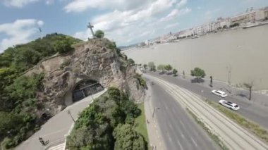 Budapeşte, Macaristan zengin bir tarihi olan güzel bir şehir. Bu video sizi Buda Şatosu, Macar Parlamento Binası ve Macar Parlamentosu da dahil olmak üzere en ikonik şehir simgelerinden bazılarına götürüyor.