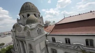 Bu video Budapeşte, Macaristan 'ın çarpıcı mimarisini ve doğal güzelliğini gösteriyor. Buda Şatosu 'ndan görkemli Tuna Nehri' ne kadar bu video nefes kesici bir hava turu sağlıyor.