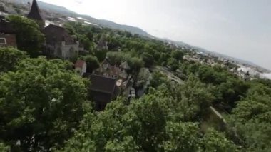 Video, Macaristan 'daki Budapeşte Şehir Parkı' nın hava görüntüsüyle açılıyor. Bereketli yeşil ağaçlar ve gölün sakin suları pitoresk bir manzara yaratır. Kamera parkları çok iyi gösteriyor.