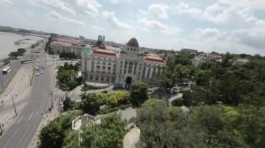 Budapeşte, Macaristan zengin bir tarihi olan güzel bir şehir. Bu video sizi Buda Şatosu, Macar Parlamento Binası ve Macar Parlamentosu da dahil olmak üzere en ikonik şehir simgelerinden bazılarına götürüyor.