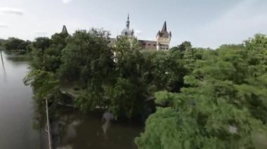 Budapeşte zengin bir tarihi ve kültürü olan güzel bir şehirdir. Buda Tepeleri ve Tuna Nehri de dahil olmak üzere çeşitli doğal güzelliklere de ev sahipliği yapar. Bu video kısa bir özet sunar