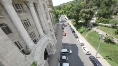 Budapeşte, Macaristan 'daki şehir parkında bir yürüyüşün videosu. Video park girişinin görüntüsüyle başlıyor, sonra ana yol boyunca devam ediyor, kayıkçı gölü geçiyor, ve en üst kata çıkıyor.